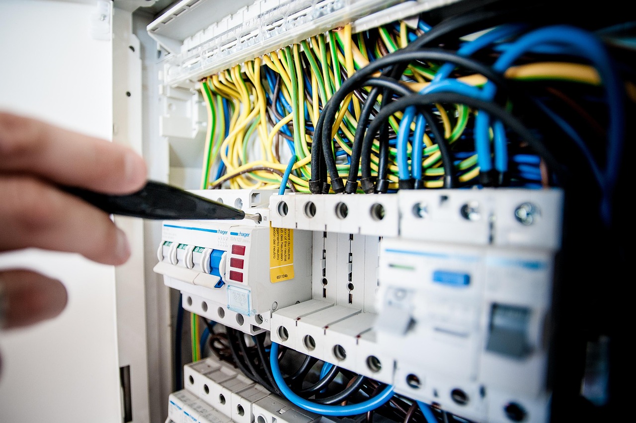 Certifierad elektriker installerar eluttag i svenskt hem - Nordic EL professionell elservice Sverige